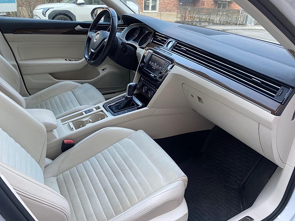 Volkswagen Passat 9 of 30