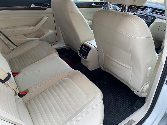 Volkswagen Passat 13 of 30