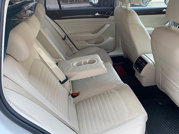 Volkswagen Passat 14 of 30