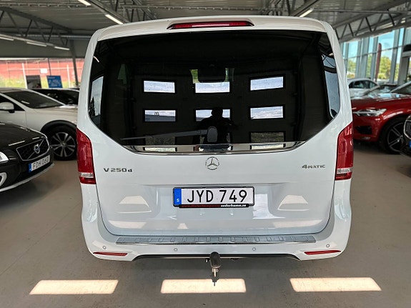 Mercedes-Benz V250 4 of 5