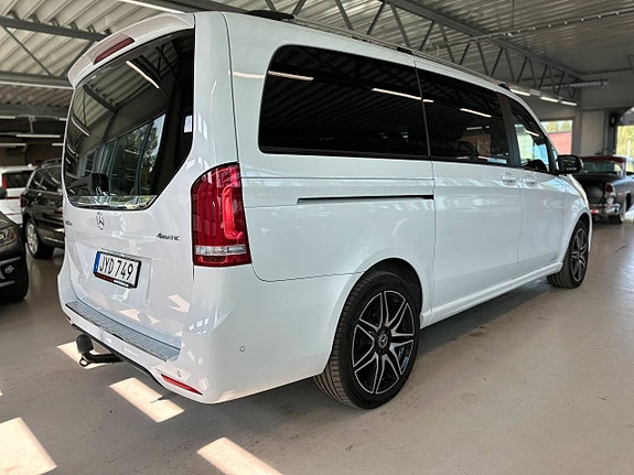 Mercedes-Benz V250 3 of 5