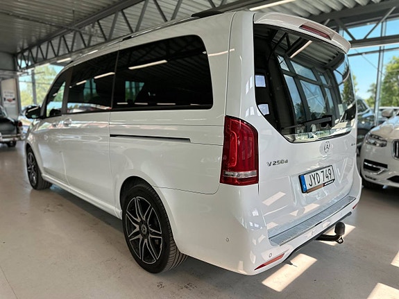 Mercedes-Benz V250 5 of 5