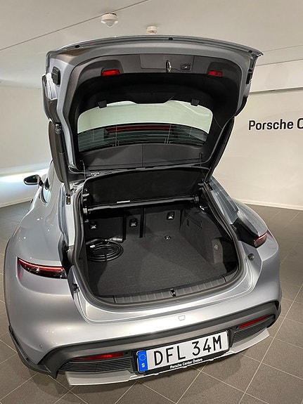 Porsche Taycan 4 9 of 10