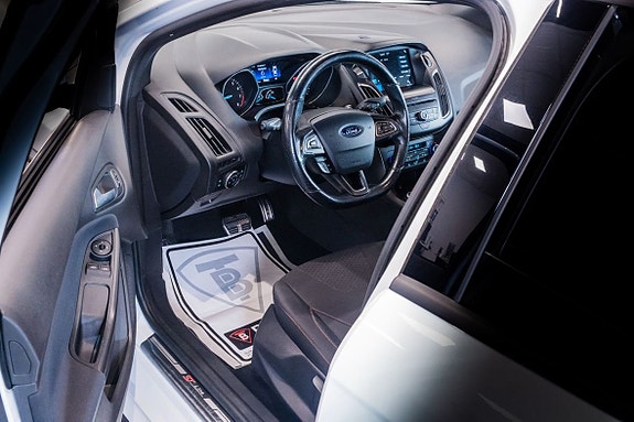 Ford Focus 13 of 24