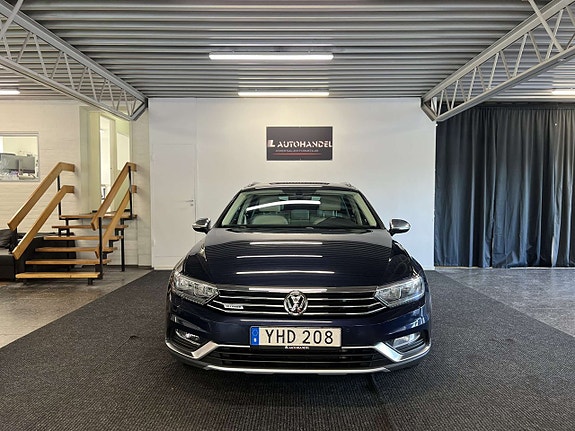 Volkswagen Passat Alltrack 2 of 5