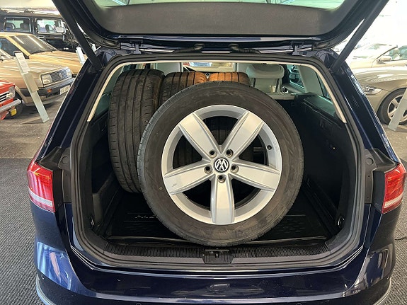 Volkswagen Passat Alltrack 13 of 26