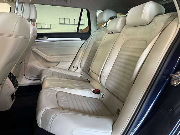 Volkswagen Passat Alltrack 14 of 26