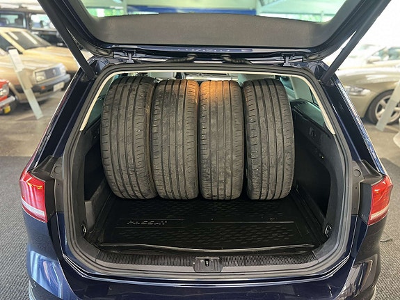 Volkswagen Passat Alltrack 12 of 26