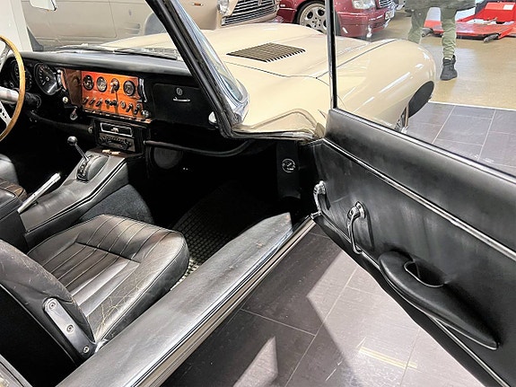Jaguar E-TYPE 8 of 16