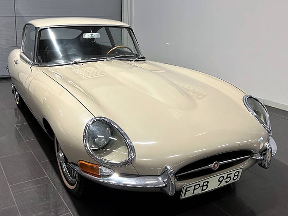 Jaguar E-TYPE 3 of 5