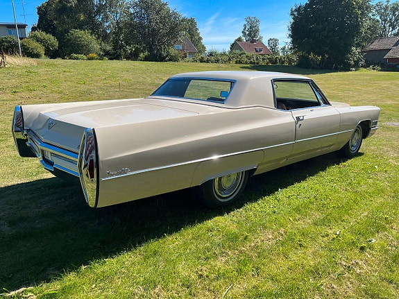 Cadillac Deville 4 of 14