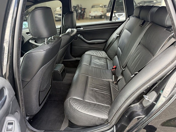BMW 330i 7 of 16