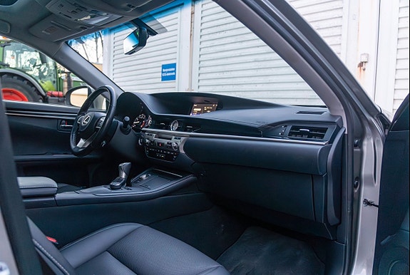 Lexus ES350e 10 of 13