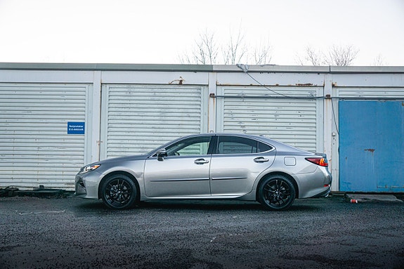 Lexus ES-Serie 2 of 5