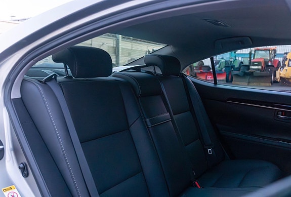 Lexus ES350e 11 of 13
