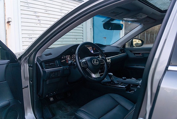 Lexus ES350e 9 of 13