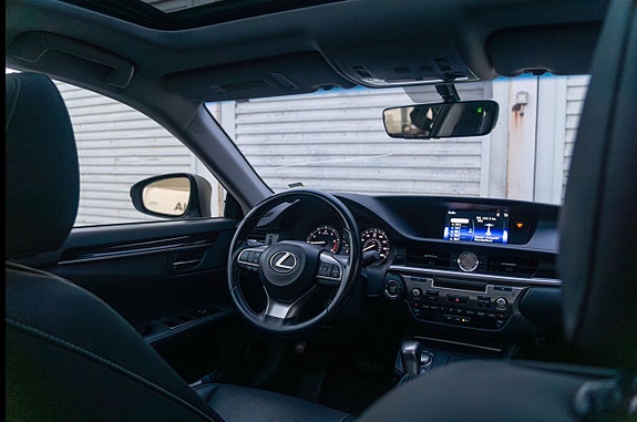 Lexus ES350e 8 of 13