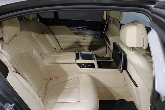 BMW 750Li 15 of 29