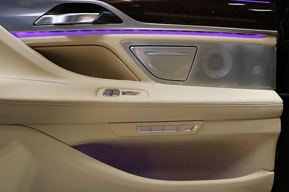 BMW 750Li 16 of 29