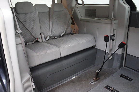 Chrysler Town & Country 9 of 17
