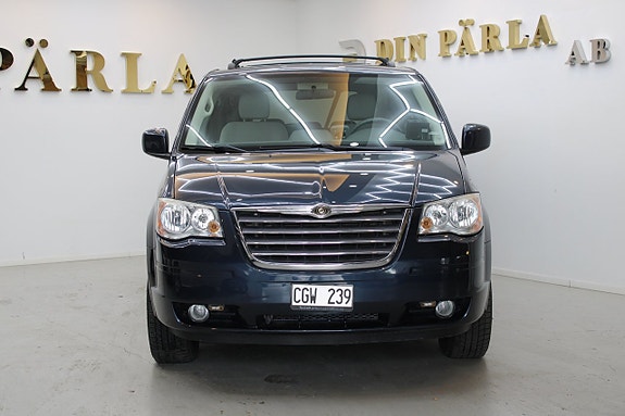 Chrysler Town & Country 3 of 17