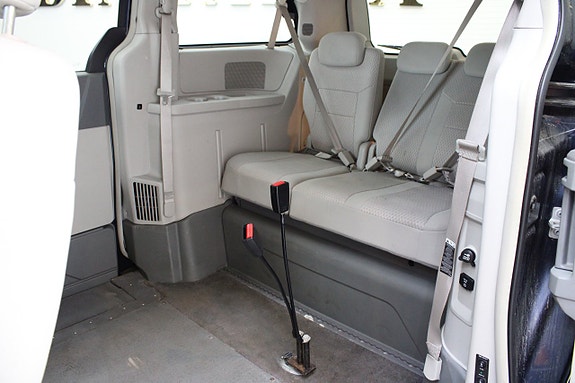 Chrysler Town & Country 8 of 17