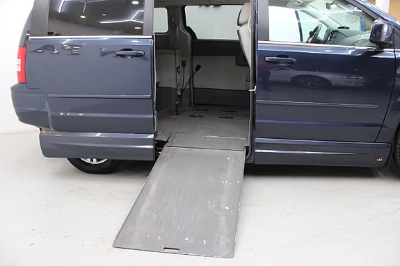 Chrysler Town & Country 10 of 17