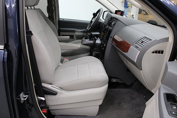Chrysler Town & Country 7 of 17