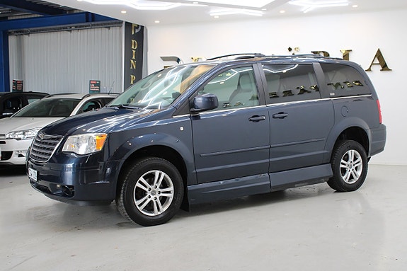Chrysler Town & Country 2 of 17