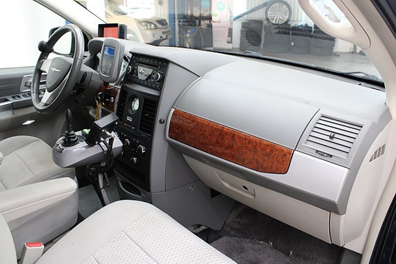 Chrysler Town & Country 16 of 17