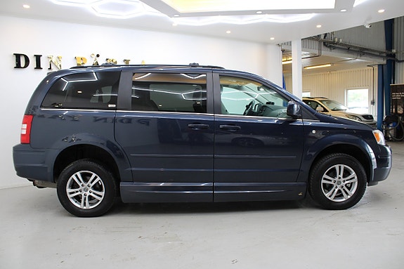Chrysler Town & Country 4 of 17