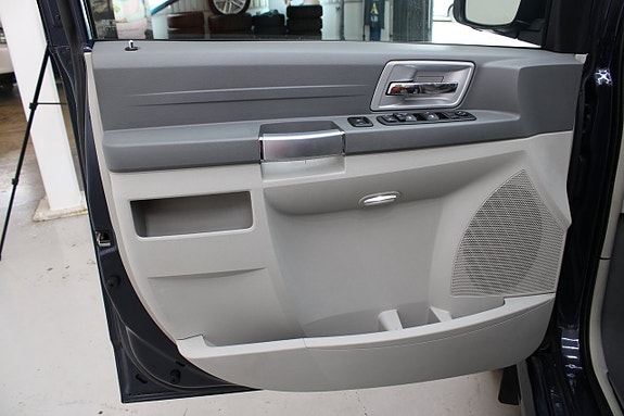 Chrysler Town & Country 6 of 17