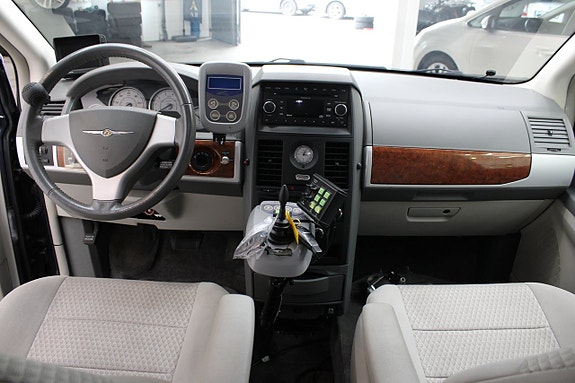 Chrysler Town & Country 11 of 17