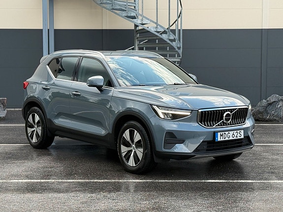Volvo XC40 2 of 5