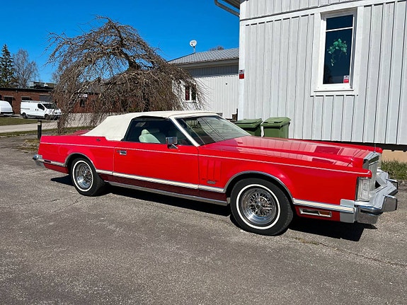 Lincoln Continental 4 of 5