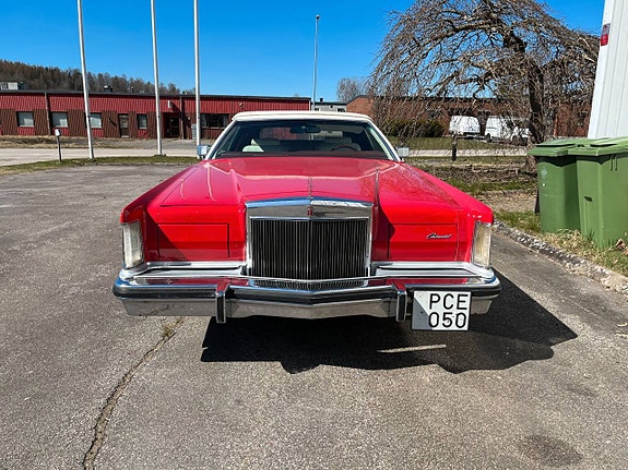 Lincoln Continental 3 of 5