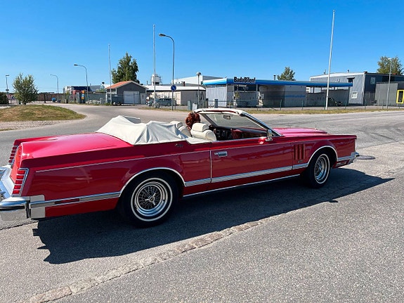Lincoln Continental 14 of 20