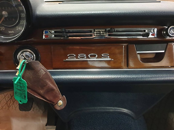 Mercedes-Benz 280 21 of 27