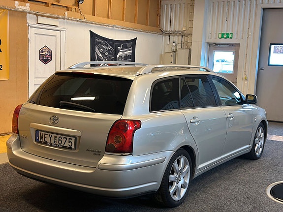 Toyota Avensis 4 of 5