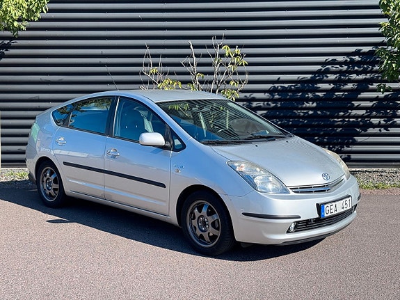 Toyota Prius 4 of 5