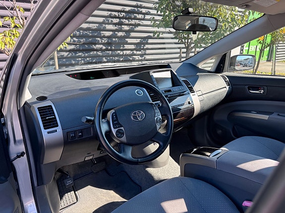 Toyota Prius 2 of 5