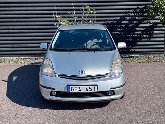 Toyota Prius 3 of 5