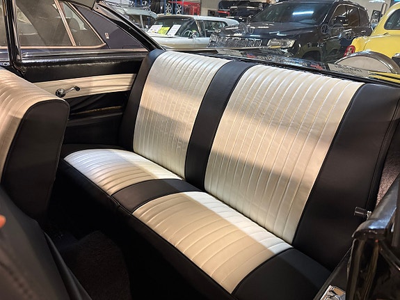 Oldsmobile 88 7 of 30
