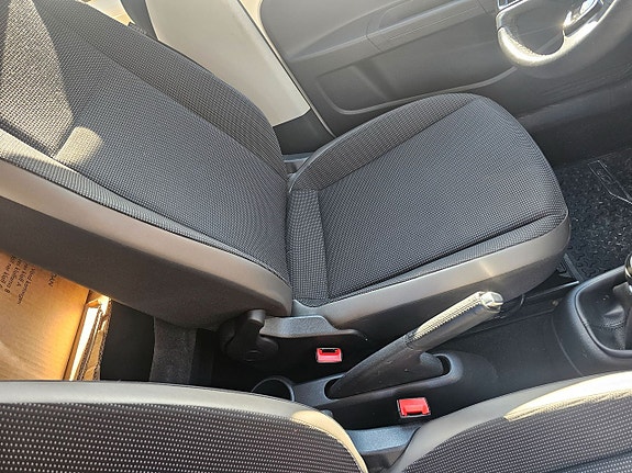 Volkswagen UP! 16 of 18