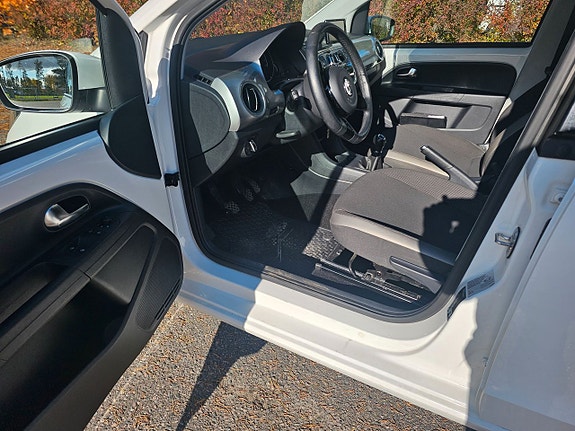 Volkswagen UP! 3 of 5