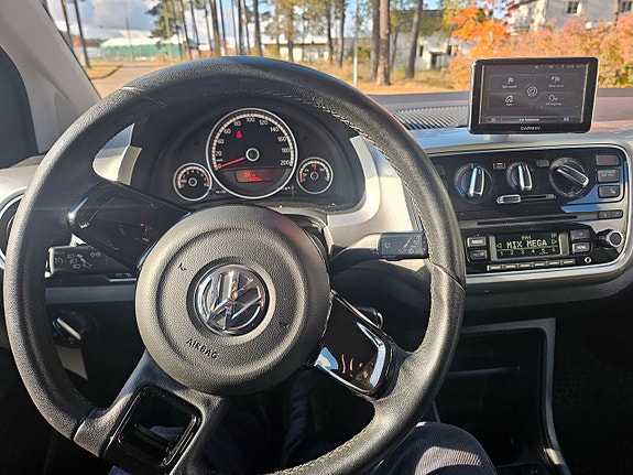 Volkswagen UP! 2 of 5