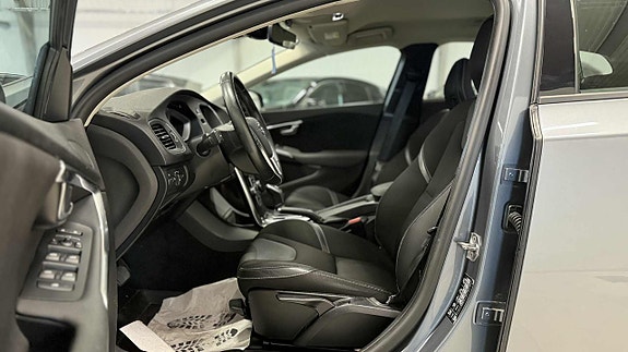 Volvo V40 12 of 27