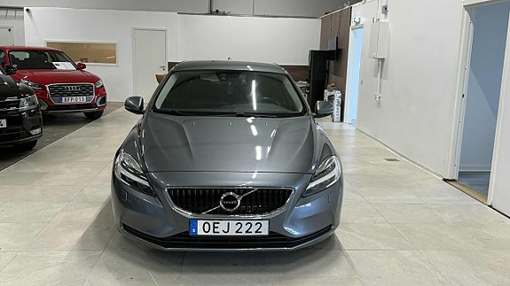 Volvo V40 2 of 27