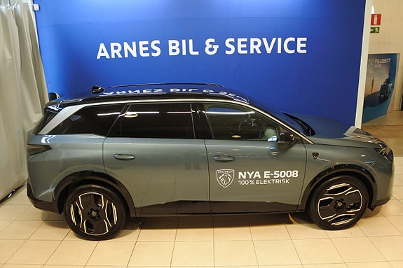 Peugeot e-5008 4 of 5