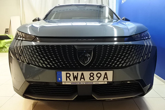 Peugeot e-5008 2 of 5